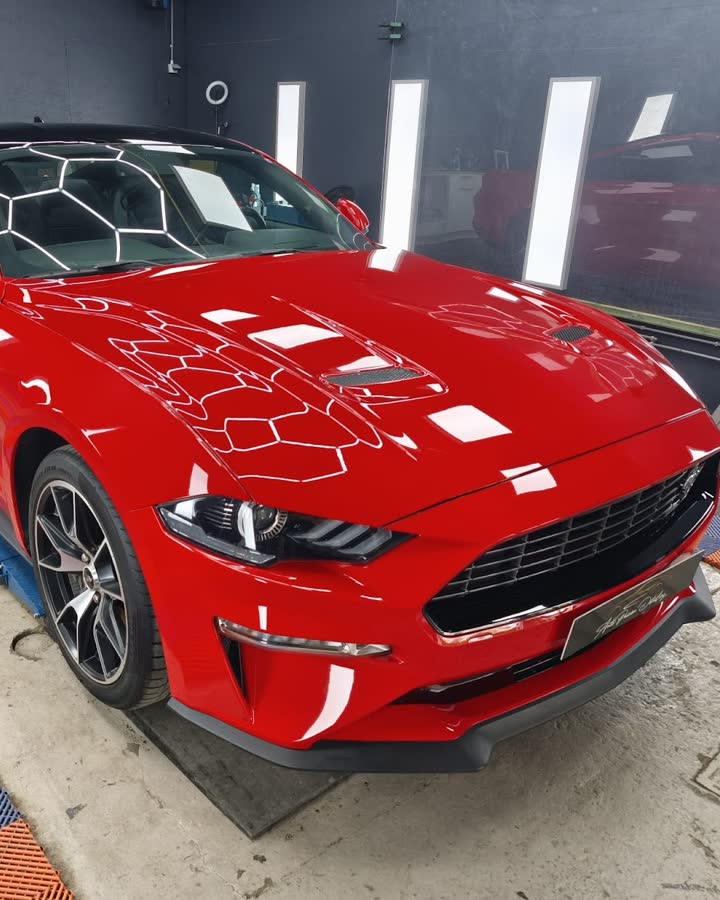 Une Ford Mustang rouge dans l’atelier