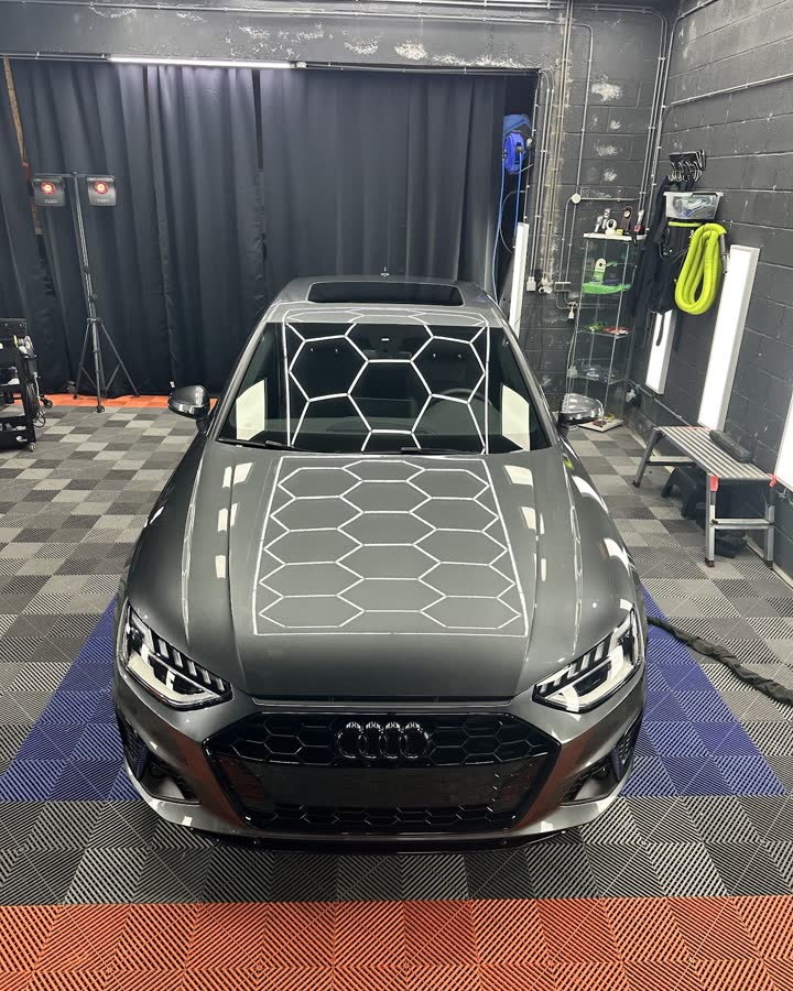 Une Audi grise sous l’éclairage d’inspection