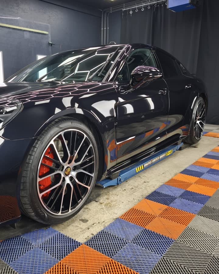 Une Porsche Panamera noire dans l’atelier